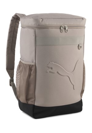 Rektangulær beige rygsæk med sort bund, netlommer i siderne, polstret strop, lynlåslomme foran og præget logo med springende puma.