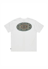 Hvid kortærmet t-shirt med et detaljeret, mønstret grafik i jordfarver på ryggen, med afrundede kanter og en afslappet pasform.