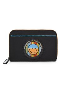 Monedero de tela negra con un parche circular colorido que presenta una cara sonriente y el texto "BIENVENIDO A MI MUNDO PERFECTO". Cremallera y acentos naranjas.