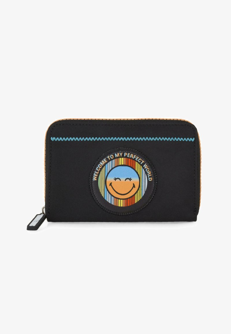 Monedero de tela negra con un parche circular colorido que presenta una cara sonriente y el texto "BIENVENIDO A MI MUNDO PERFECTO". Cremallera y acentos naranjas.