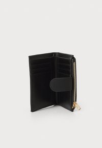 Must mustriga rahakott, millel on lukuga sulgus, mitmed kaardihoidjad, sile tekstuur ja kuldse tooni detailid. Kompaktne ja minimalistlik disain.