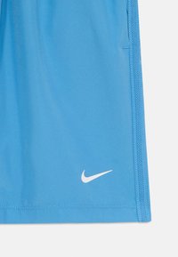 Blå sportshorts i lättviktstyg, med en vit Nike-logotyp och synliga sömdetaljer längs sidorna.