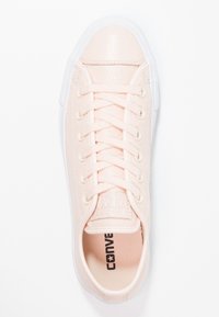 Hellrosa Sneaker mit einem strukturierten Obermaterial aus Leder, weißer Gummisohle und runden Schnürösen. Verfügt über eine markierte Innensohle und ein klassisches Design.