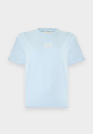 Hellblaues Baumwoll-T-Shirt mit kurzen Ärmeln, rundem Ausschnitt und weißem "TENNIS COURT" Textlogo auf der Brust. Glatte Textur.