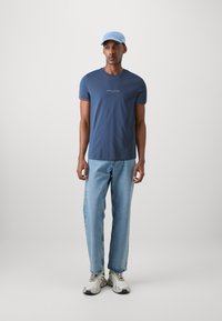 Tommy Hilfiger LOGO TIPPED TEE - Paprasti marškinėliai - aegean sea