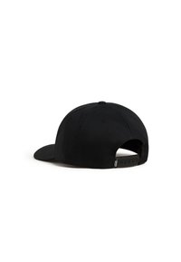Svart basebollkeps med en strukturerad krona och böjd skärm. Har en plast snapback-stängning och en liten logotyp på sidan.