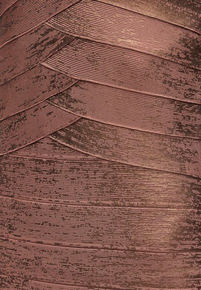 Κοντινό πλάνο υφάσματος με υφή, με στρωτές, διαγώνιες αυλακώσεις σε καφέ αποχρώσεις και διακριτική γυαλάδα.