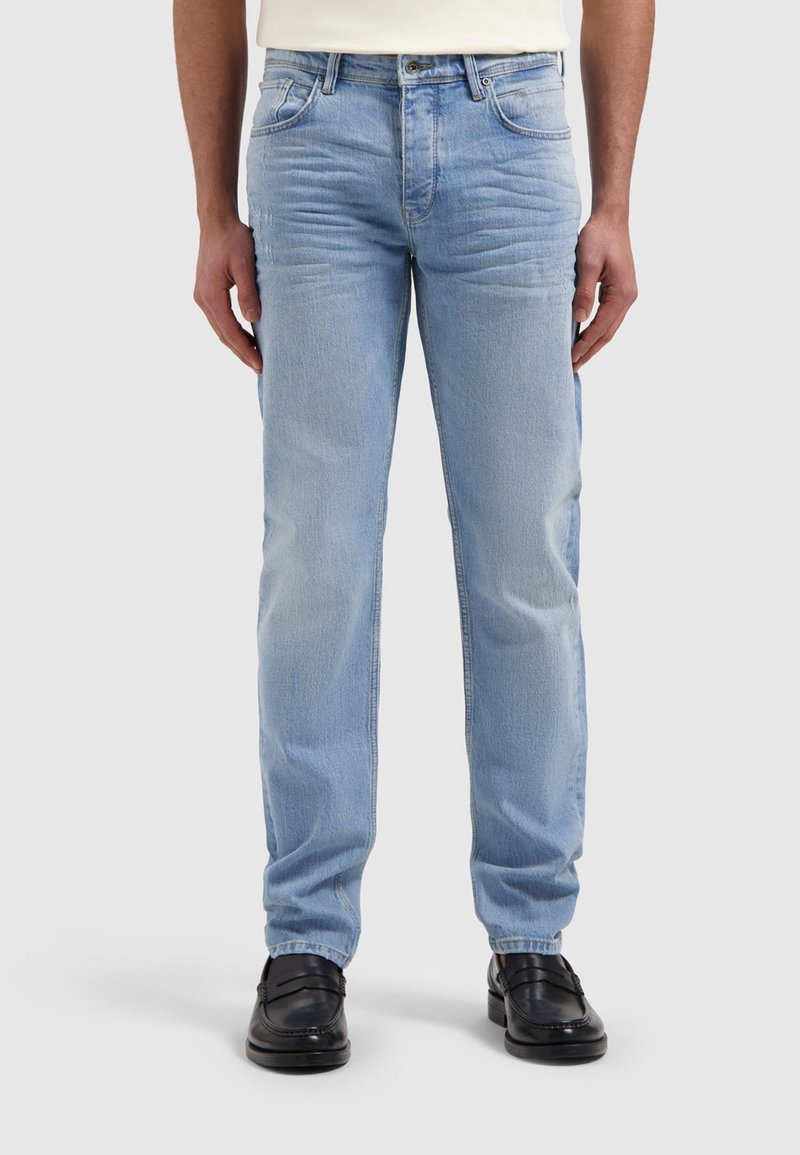 Lichtblauwe denim jeans met een rechte pijpdesign, vijf zakken en zichtbare stiksels. Draag je met zwarte schoenen.