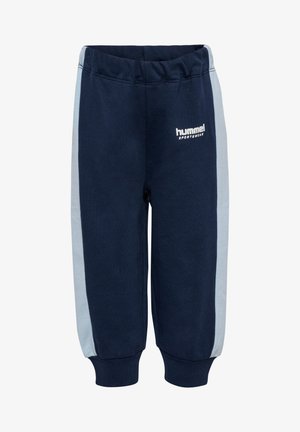 Marineblå joggingbukser med lyseblå sidelommer, elastisk taljebånd og ribkant ved manchetterne. Har "hummel"-logo i hvid på fronten.