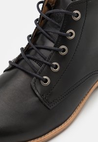 Sneaky Steve CRASHER - Nauhalliset nilkkurit - black texas