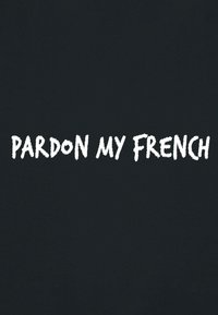 Sfondo nero con testo bianco stilizzato che recita "PARDON MY FRENCH" in un carattere grassetto, leggermente irregolare, con un aspetto testurizzato.