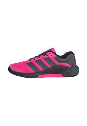 Chaussure de sport rose avec une tige en maille texturée, des accents gris et des détails noirs. Présente le logo à trois bandes et une semelle en caoutchouc épaisse.