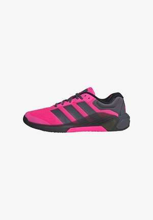 Chaussure de sport rose avec une tige en maille texturée, des accents gris et des détails noirs. Présente le logo à trois bandes et une semelle en caoutchouc épaisse.