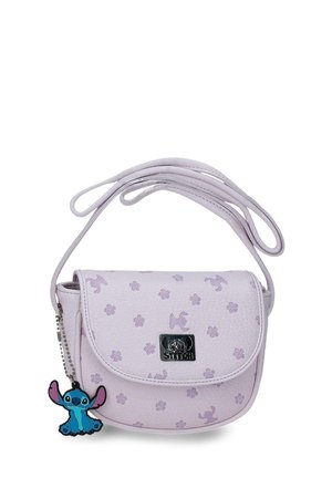 Bolso bandolera lila con pequeños patrones de flores y Stitch, una placa de metal con el logo de Stitch y un llavero azul de Stitch colgando en el lateral.