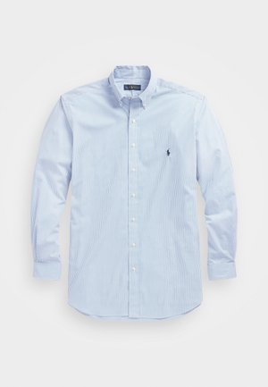 Hellblau gestreiftes, langärmeliges Hemd mit Knöpfen, Kragen und kleinem gesticktem Logo auf der linken Brust.