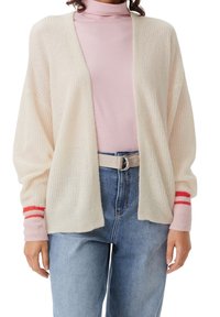 Krémový kardigan s dlouhými rukávy, otevřeným předním dílem, ribbovanou texturou a multicolor pruhovanými manžetami v růžové a červené, nošený přes růžový rolák.