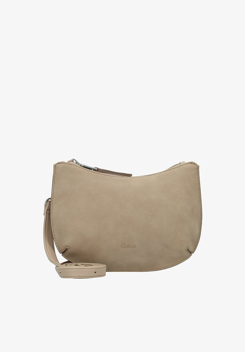 Bolso cruzado de ante beige con un diseño curvado, cierre de cremallera y correa ajustable. Presenta un sutil logo grabado en la parte delantera.