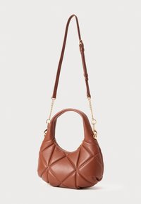Sac en cuir marron avec un design matelassé, équipé d'un dessus arrondi, d'une bandoulière amovible et d'accents en métal doré.