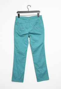 Pantalons en coton turquoise suspendus à un cintre noir. Design à jambes droites avec poches arrière et subtils détails de coutures.