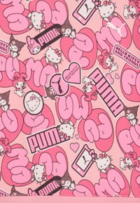 Tela rosa con patrones repetidos de Hello Kitty y sus amigos, grandes corazones rosas y logotipos de "PUMA" en acentos de negro y rosa.