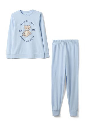Lichtblauw pyjama-ensemble met lange mouwen en broek, met een teddybeer en de tekst "Slaap de hele dag zondag, feest de hele nacht" op het shirt.