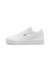 Sneaker bianco con tomaia in sintetico liscio, lacci piatti, suola in gomma più spessa e logo del marchio in evidenza sul lato. Dettaglio di cuciture a contrasto.