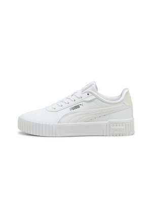 Sneaker bianco con tomaia in sintetico liscio, lacci piatti, suola in gomma più spessa e logo del marchio in evidenza sul lato. Dettaglio di cuciture a contrasto.