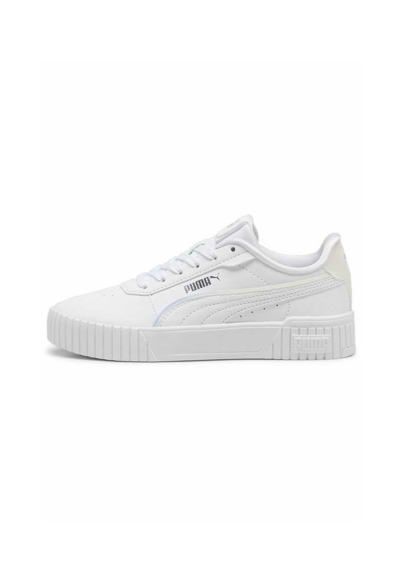 Sneaker bianco con tomaia in sintetico liscio, lacci piatti, suola in gomma più spessa e logo del marchio in evidenza sul lato. Dettaglio di cuciture a contrasto.