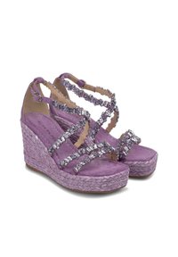 Lila Wedge-Sandalen mit einem geflochtenen Jute-Boden, Obermaterial aus Wildleder und funkelnden Kristall-Riemen-Dekoren. Quadratische Zehenform, verstellbare Knöchelriemen.