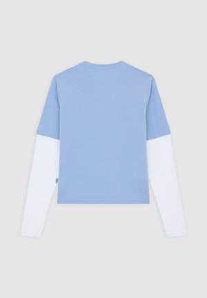 Chemise bleu clair à manches courtes avec manches longues blanches en dessous. Encolure ronde, texture lisse et ourlets cousus. Sans motifs ni accents.