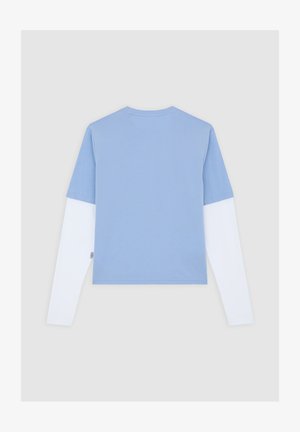 Chemise bleu clair à manches courtes avec manches longues blanches en dessous. Encolure ronde, texture lisse et ourlets cousus. Sans motifs ni accents.