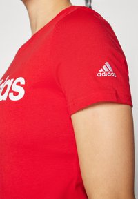 adidas Sportswear W LIN T - Triko s potiskem - better scarlet