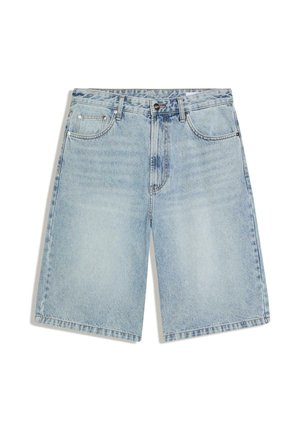 Svetlomodré rifľové šortky s predným gombíkom, zipsom, pútkami na opasok a piatimi vreckami, položené na bielom pozadí.