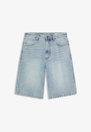 Svetlomodré rifľové šortky s predným gombíkom, zipsom, pútkami na opasok a piatimi vreckami, položené na bielom pozadí.