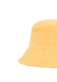 Gul bucket hat med texturerat, böljande mönster gjort av mjukt tyg. Rund krona och bred, nedåtsluttande skärm.