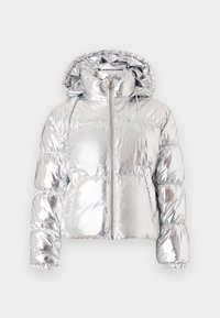 Veste courte matelassée métallique argentée avec capuche, fermeture éclair frontale et détails de couture visibles sur les manches et le corps.