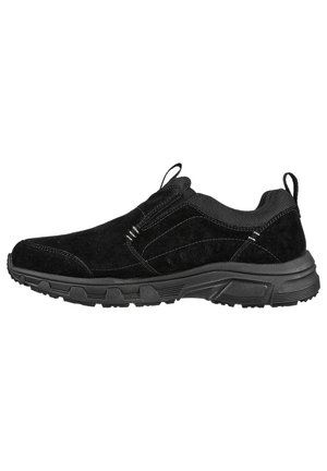 Scarpe slip-on nere in suede con suola in gomma resistente, caratterizzate da pannelli elastici laterali e dettagli di cucitura per una vestibilità sicura.