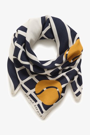 Una sciarpa blu navy e crema con un motivo geometrico, impreziosita da grandi accenti circolari gialli. Tessuto morbido con una texture liscia e bordi rifiniti.