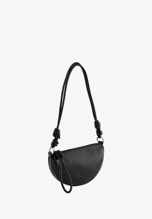 Borsa a tracolla in pelle nera dalla forma a mezzaluna, con dettagli intrecciati sulla tracolla e chiusura con zip. Texture liscia, design minimalista.