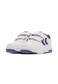Białe sneakersy z fioletowymi akcentami, z dwoma paskami na rzepy, perforowanym przodem i teksturowaną gumową podeszwą. Widoczne logo z boku.