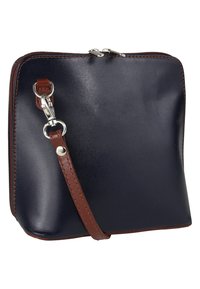 Marineblauwe leren tas met een gladde textuur, een verstelbare bruine schouderriem, zilverkleurige hardware en een ritssluiting aan de bovenkant.