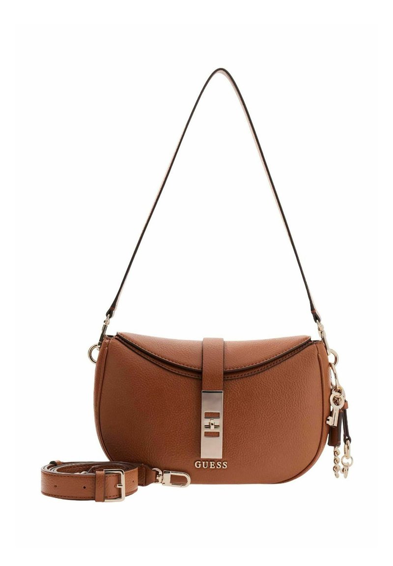 Sac à main en cuir marron avec une forme incurvée, ferrures argentées et une bandoulière détachable ; doté d'un fermoir avant et du logo de la marque à l'extérieur.