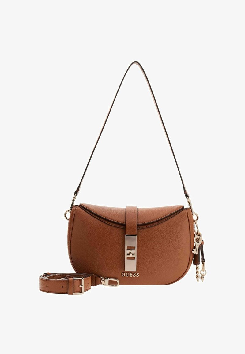 Sac à main en cuir marron avec une forme incurvée, ferrures argentées et une bandoulière détachable ; doté d'un fermoir avant et du logo de la marque à l'extérieur.