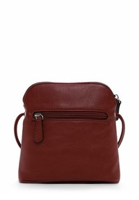 Pequeña bolsa rectangular de cuero burdeos con cremallera en la parte superior, un bolsillo frontal y una correa desmontable. Textura suave con detalles cosidos.