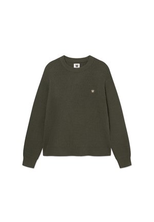 Pull en maille texturée vert foncé à manches longues et col rond, avec une petite écusson logo sur le côté gauche de la poitrine.