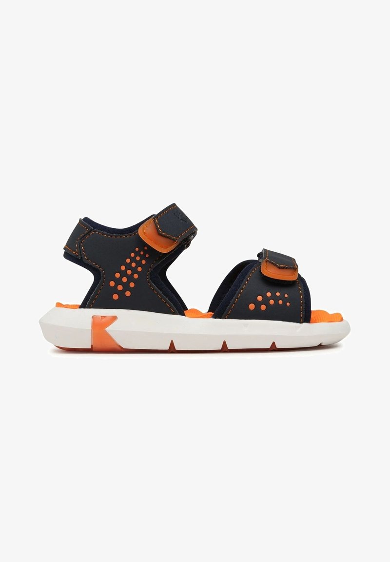 Sandales navy avec accents orange, dotées de sangles ajustables, d'un design perforé et d'une semelle blanche avec une adhérence texturée.