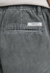 Szare szorty z kordurowego materiału z tylną kieszenią z etykietą "ELEMENT CO. SINCE 1992" oraz poziomą teksturą prążków.