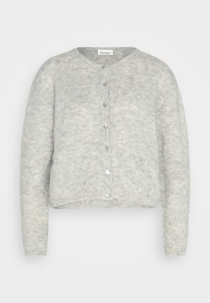 Lichtgrijze cropped cardigan gemaakt van zacht materiaal, met een ronde hals, lange mouwen en een knoopsluiting met glanzende knopen.