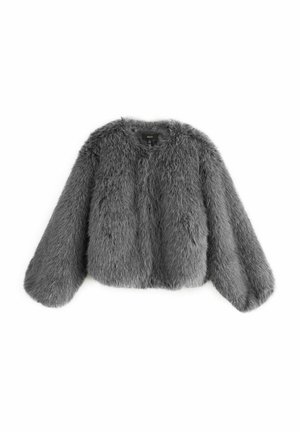 Szara kurtka z krótkiego futra syntetycznego, z długimi puchatymi rękawami i okrągłym dekoltem, wyłożona na płasko na białym tle.