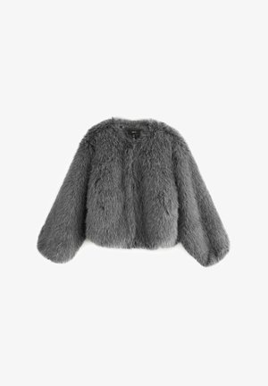 Szara kurtka z krótkiego futra syntetycznego, z długimi puchatymi rękawami i okrągłym dekoltem, wyłożona na płasko na białym tle.